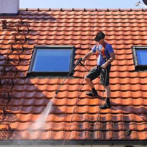 Reinigen van pannendak in Yerseke